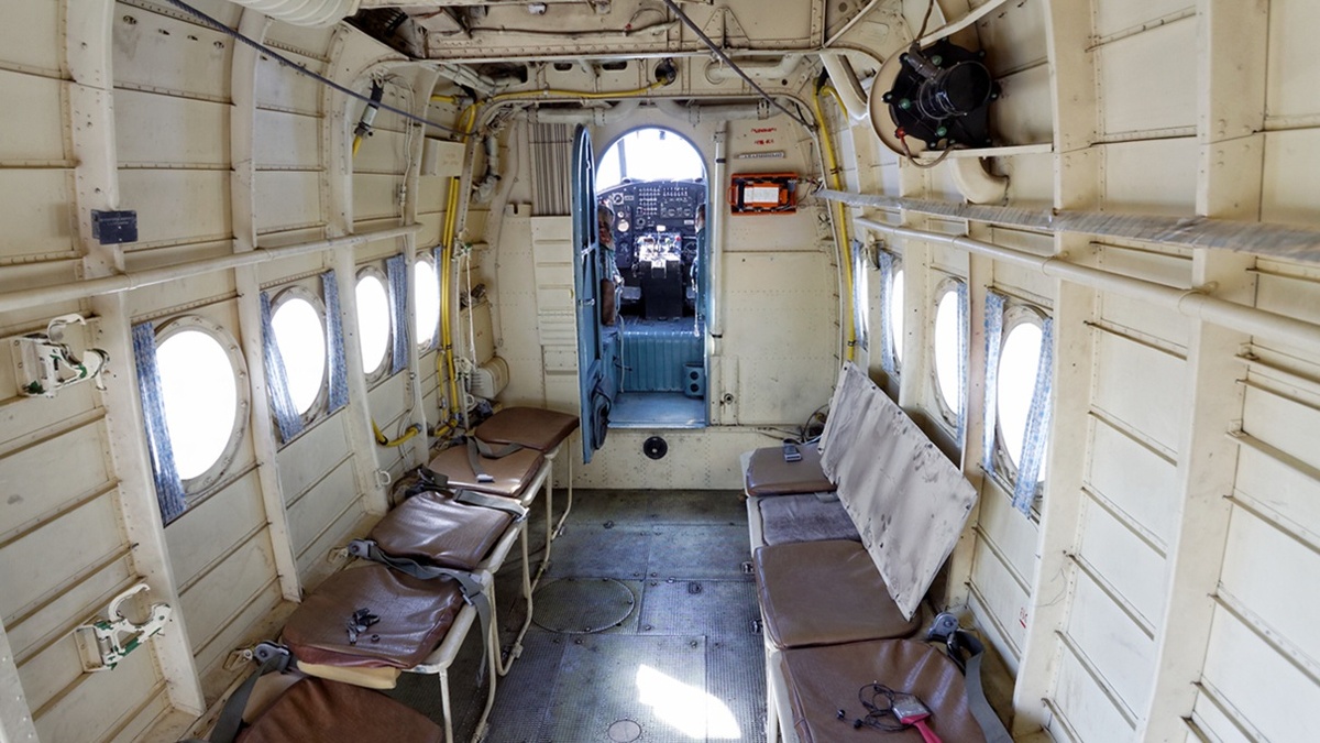 На фотографии: советский «кукурузник» Ан-2 изнутри. Источник фото: https://russianplanes.net/images/to194000/193392.jpg