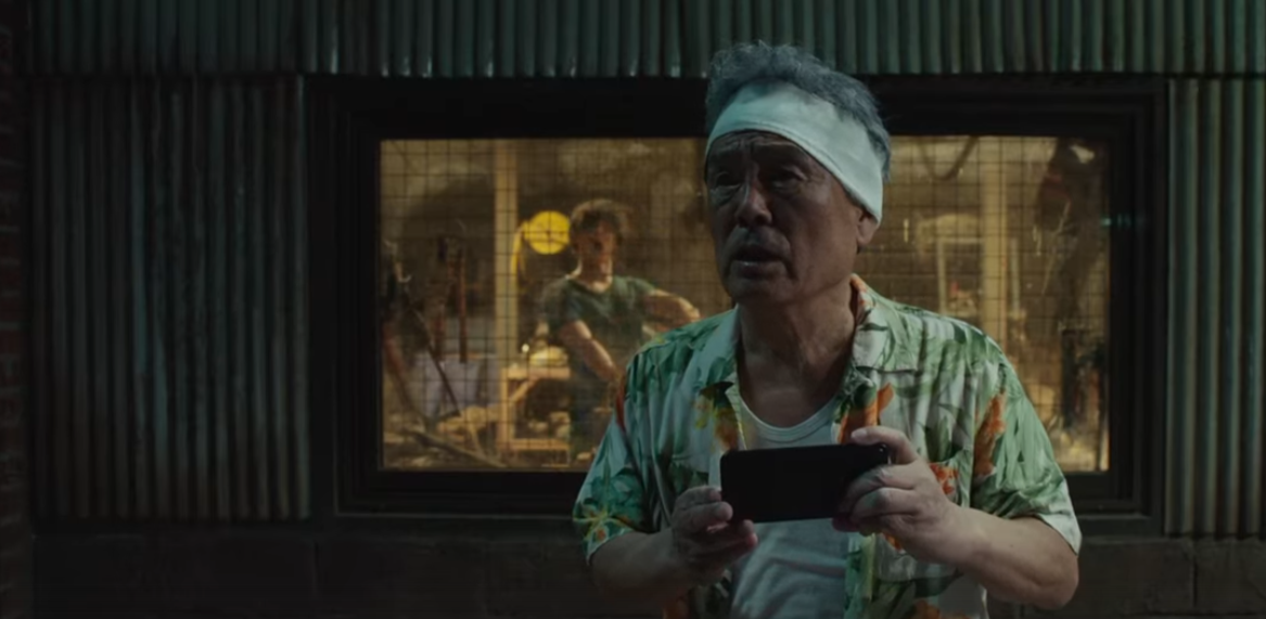 Дедуля, укушенный зомби(на заднем плане), смотрит в телефоне фильм "Поезд в Пусан"))))))