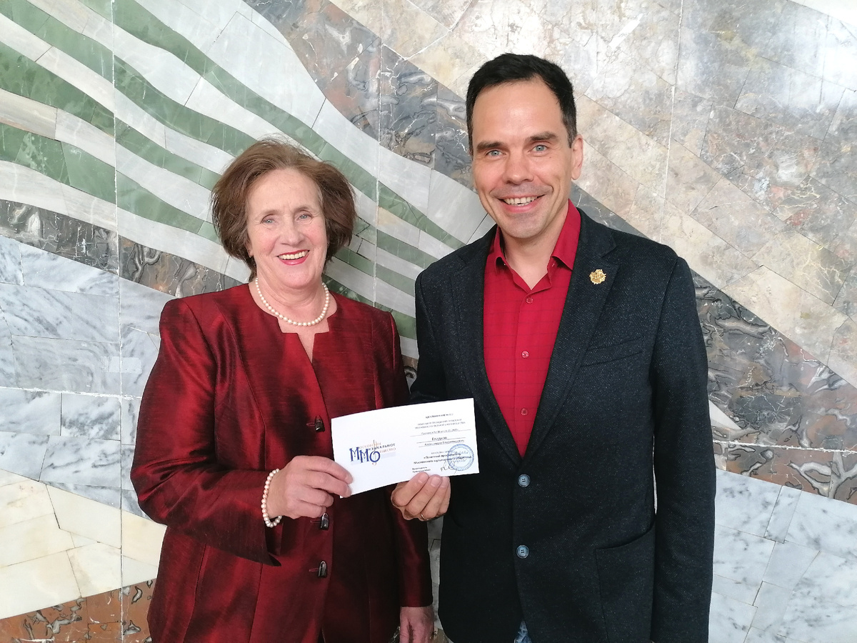 певцу Александру Гладкову присвоено звание "Почетный просветитель Московского музыкального общества" за многолетнее участие в музыкально-просветительской деятельности и к 165-летию Московского музыкального общества.