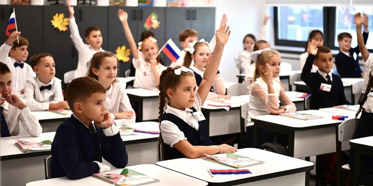 Родитель может записать ребенка в первый класс через портал mos.ru. Процесс включает в себя подачу электронного заявления, предоставление необходимых документов и отслеживание статуса заявки в личном кабинете на портале.