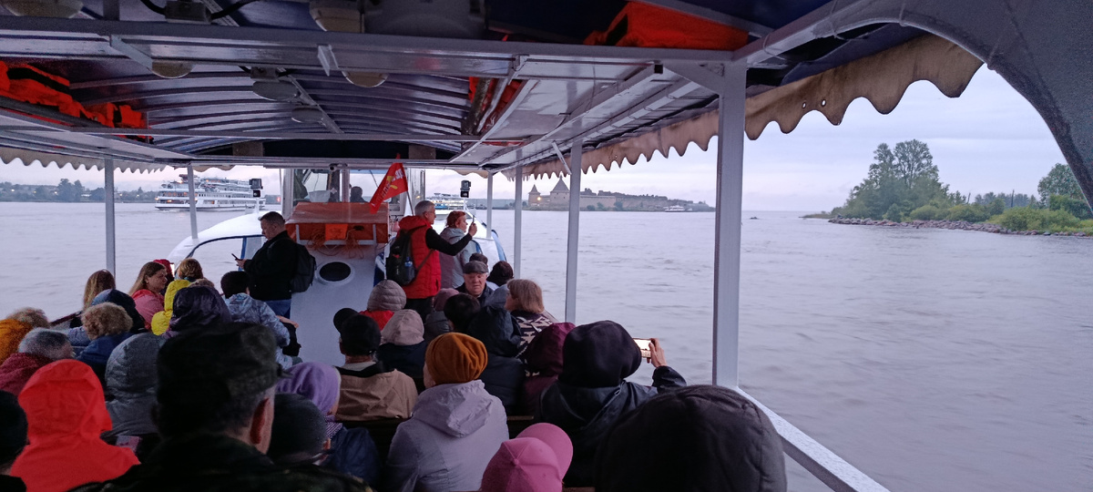 Вахта Памяти - 2025. Орешек. Переправляемся на о. Ореховый. Фото: Левый Берег