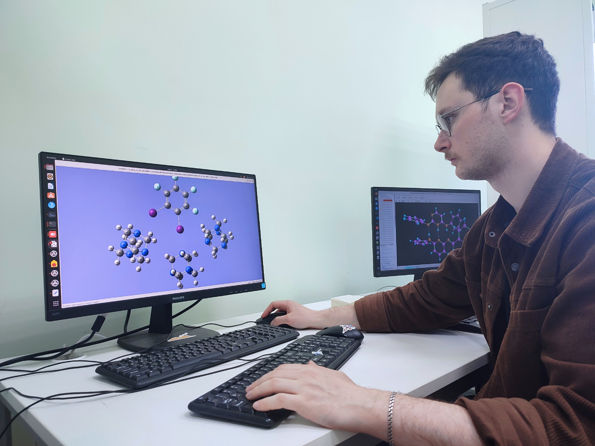 Автор статьи Марк Капланский проверяет расчеты на сервере. Источник: Валерий Верхов