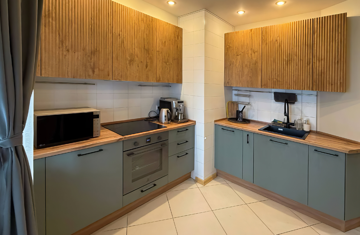 Кухня Регина с фасадами Белла Камыш (нижняя линия) + Джаз Акация светлая. Стоимость гарнитура без техники 182 595 р.