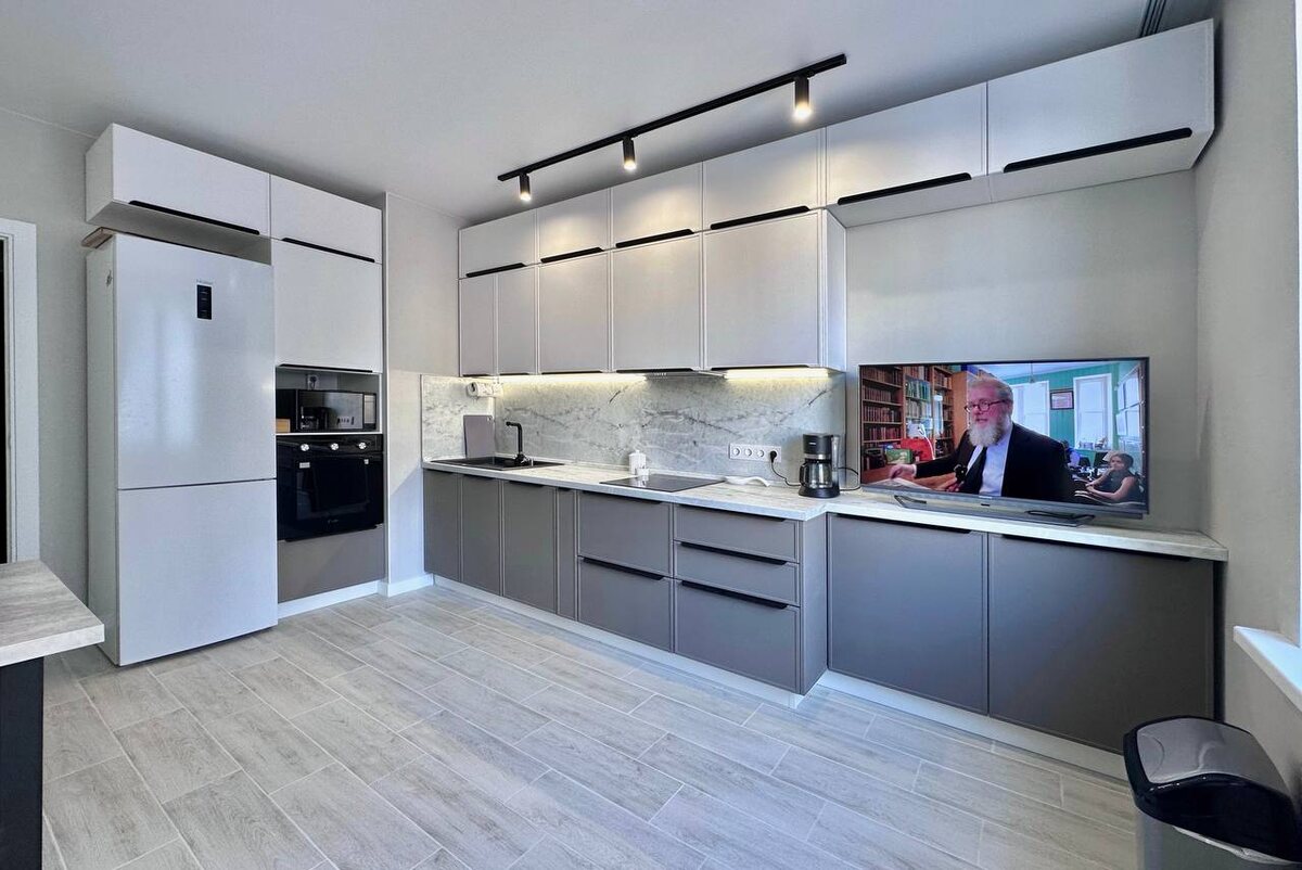 Кухня-гостиная Регина с фасадами Квадро Белый + Базальт (нижняя линия). Стоимость гарнитура без техники 316 219 р.