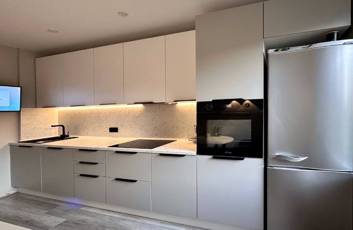 Кухня Регина с фасадами Белла Серый перламутровый (нижняя линия) + Белый Альпийский. Стоимость гарнитура без техники 189 927 р.