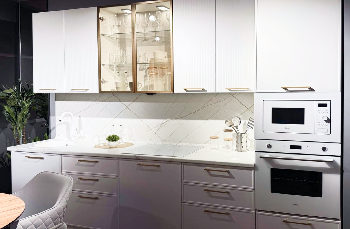 Кухня Регина с фасадами Квадро Белый (нижняя линия) + Джаз Белый. Образец не на продажу