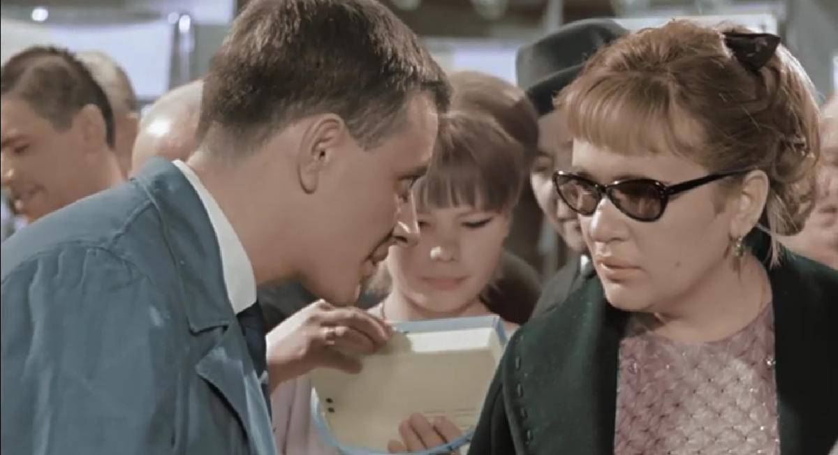 - Нужно ведь узнать, привезти, попридержать... Кадр из комедии "Берегись автомобиля"