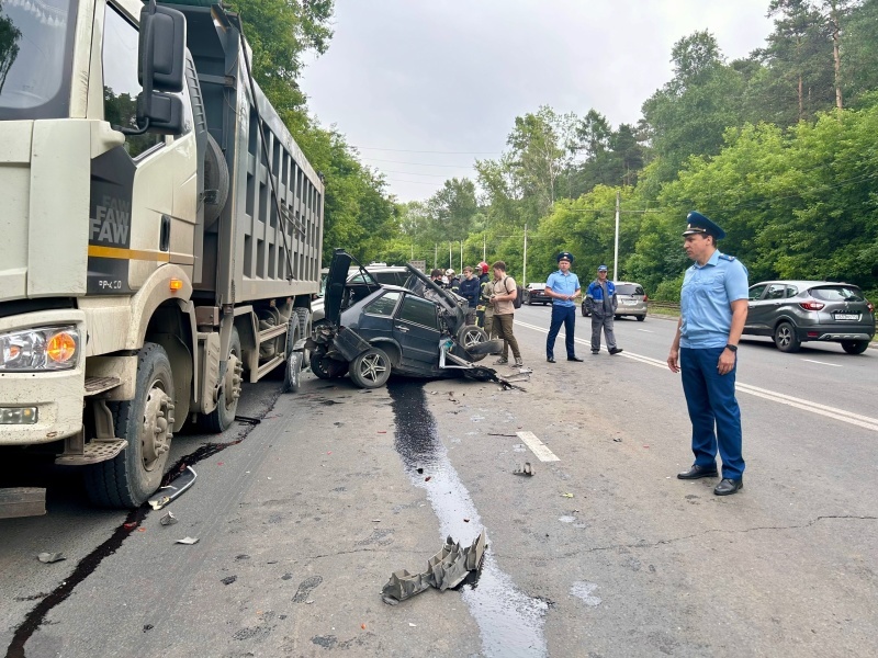    Тем временем, прокуратура проверяет юрлицо, которое эксплуатировало грузовик и пообещало проверить его исправность до выхода в рейс.