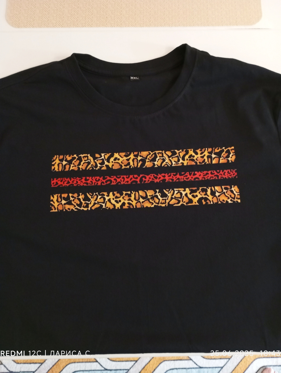 Вот эта футболка с красивым принтом.