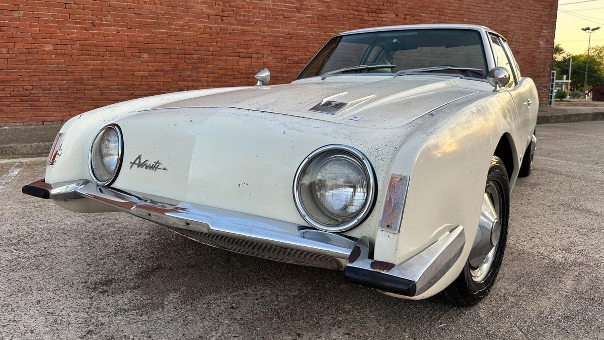 Studebaker Avanti R2