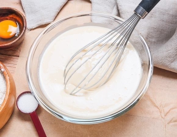 Универсальное заливное тесто на сметане: делается за 5 минут и пригодится не раз