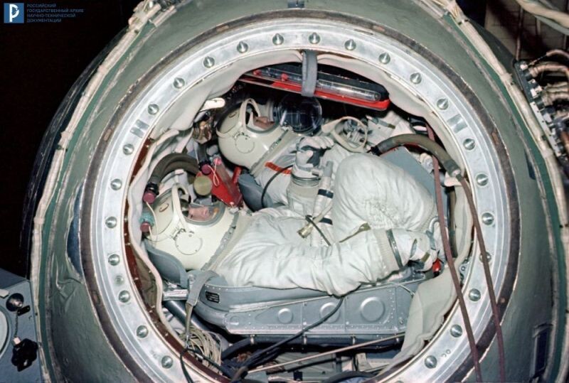 Тренировка экипажа в корабле «Восход-2». П.И. Беляев (на первом плане) и А.А. Леонов. Звездный городок, март 1965 г. РГАНТД. Арх. № 0-356цв.