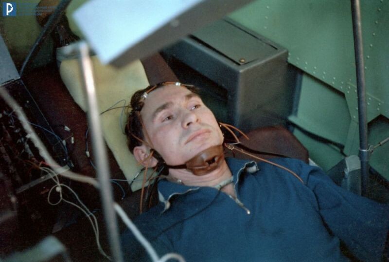 Космонавт П.И. Беляев во время тренировки на центрифуге в ЦПК. Звездный городок, 1964-1965 гг. РГАНТД. Арх. № 0-1530цв.