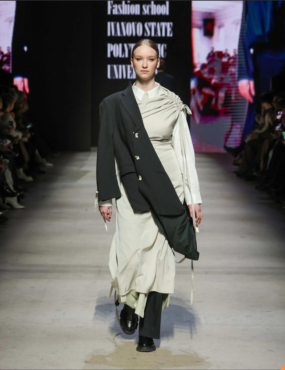 Осталось вдеть в рукав вторую руку и в эфире рубрика "Я в библиотеке" 