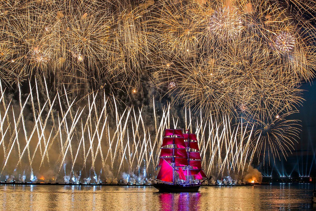 Вот он, тот самый момент, ради которого сотни тысяч людей собираются в центре Петербурга. Поверьте, ни одна фотография не передает и десятой доли этого масштаба и магии.