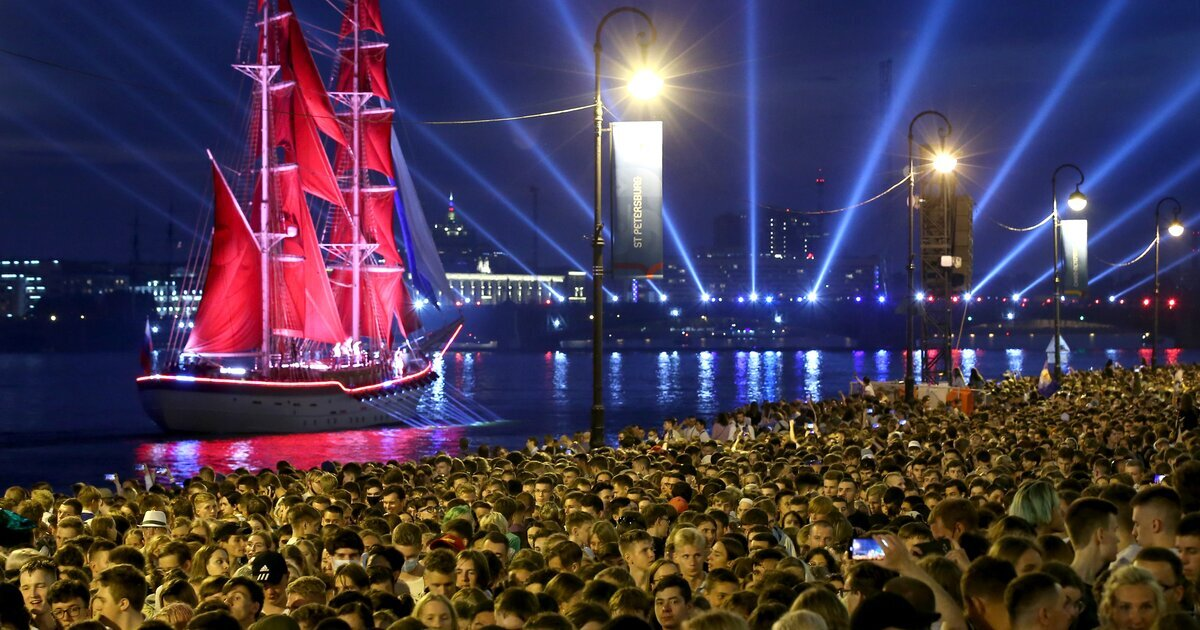 А вот так выглядит борьба за место на Дворцовой набережной за пару часов до начала. Да, это настоящее испытание, но быть частью этого людского моря — тоже уникальный опыт.