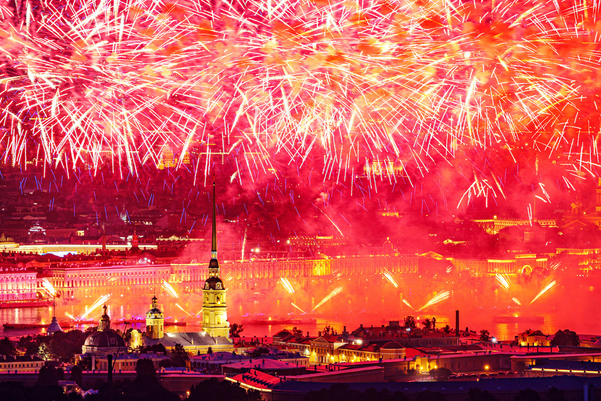 Вот он, тот самый момент, ради которого сотни тысяч людей собираются в центре Петербурга. Поверьте, ни одна фотография не передает и десятой доли этого масштаба и магии.
