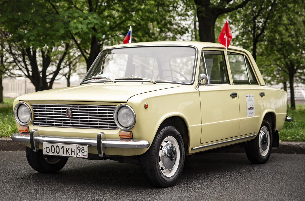    ### ВАЗ-2101, 1974 год Так повелось, что на ретро-параде самой многочисленной группой всегда были «копейки». В этот раз на мероприятие их приехало двадцать восемь, и это отличный повод вспомнить, что в этом году ВАЗ-2101 празднует юбилей — модели [исполнилось 55 лет](https://motor.ru/lab/55-years-of-lada.htm).   
Даниил Городничев