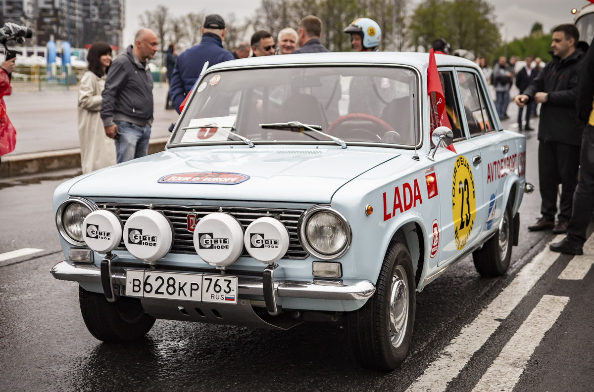    ### ВАЗ-2101, 1971 год Автомобиль на фото представляет собой реплику той самой гоночной «копейки», с которой и начался путь АвтоВАЗа в автоспорте. Копия была построена подразделением Lada Sport в 2020 году в честь 50-летнего юбилея модели из оригинального ВАЗ-2101 1971 года при участии клуба Lada History. В ретро-параде «единичкой» управлял генеральный директор АвтоВАЗа Максим Соколов.   
Даниил Городничев