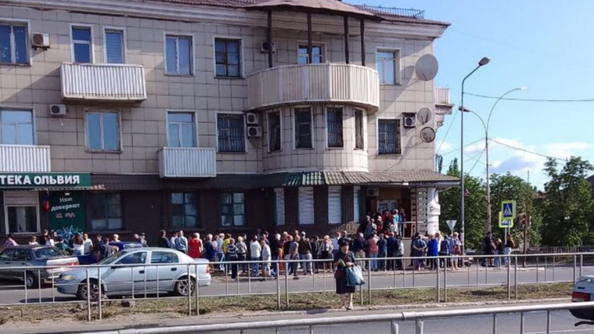 Очередь в офис "Феникса" в Енакиево. Фото: "Типичный Донецк"