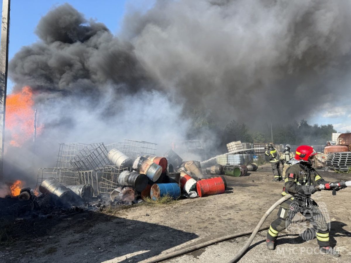    Там загорелись бочки с краской на площади 500 кв. метров