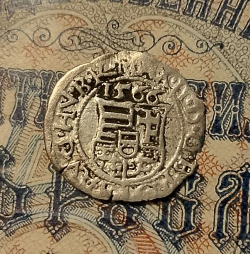 На аверсе монеты изображен герб и год монеты - 1566 г.