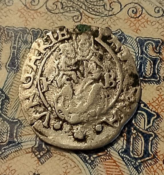 На реверсе монеты изображена "PATRONA VNGARIE" - что означает покровительница Венгрии.