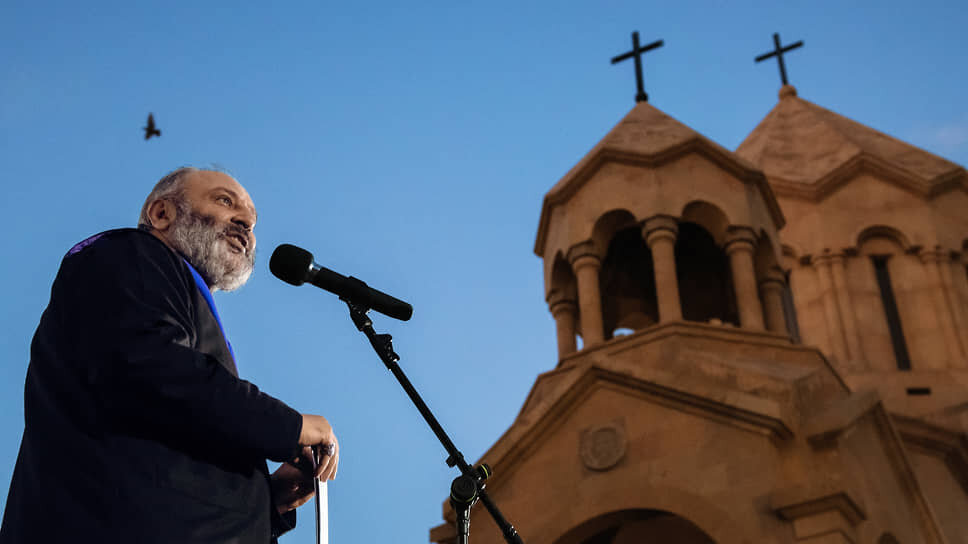 Лидер оппозиционного движения «Священная борьба» архиепископ Баграт Галстанян.📷Фото: Александр Патрин / Коммерсантъ
