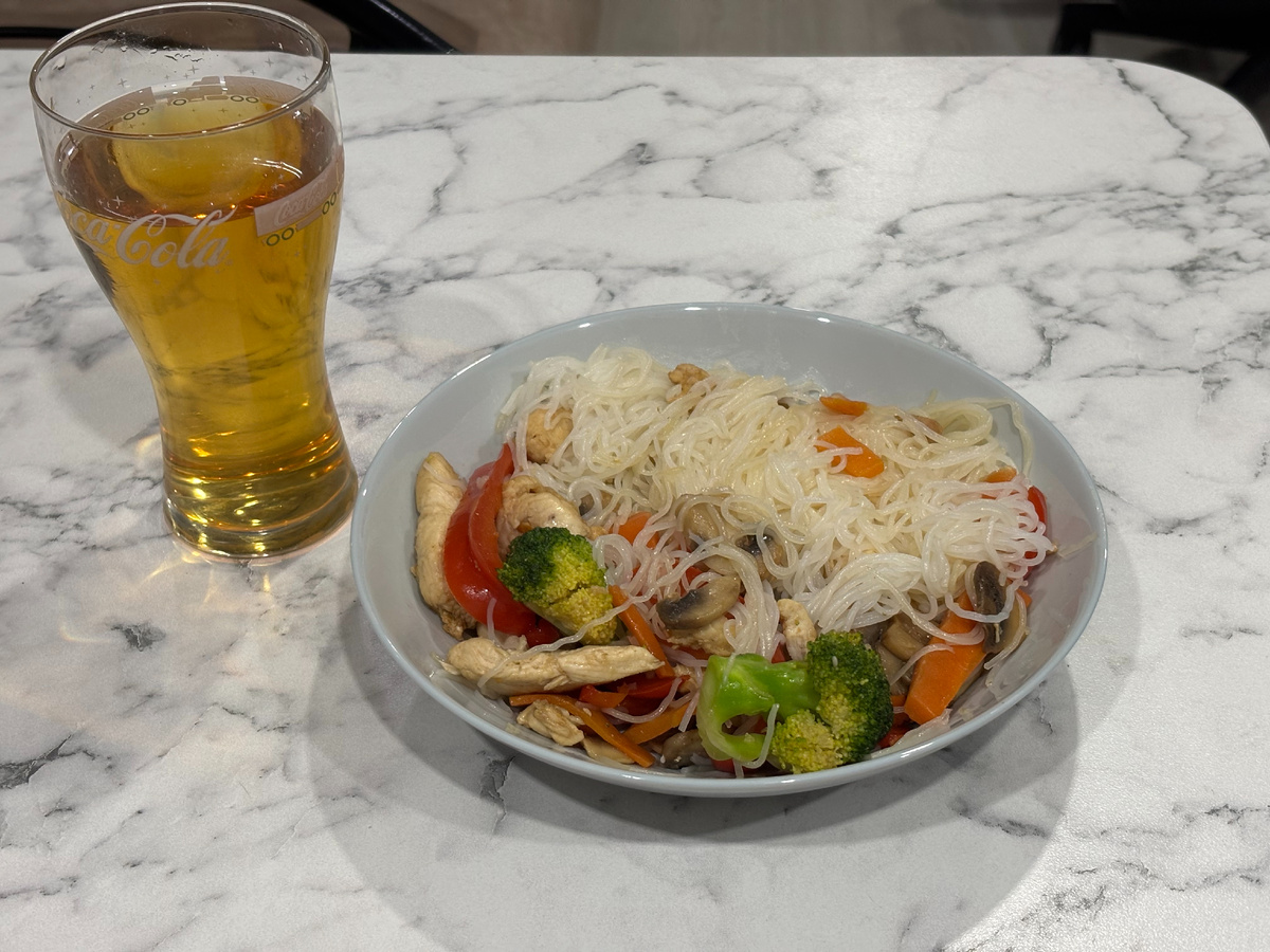 Сок и наша курочка с овощами и фунчозой в соусе терияки!