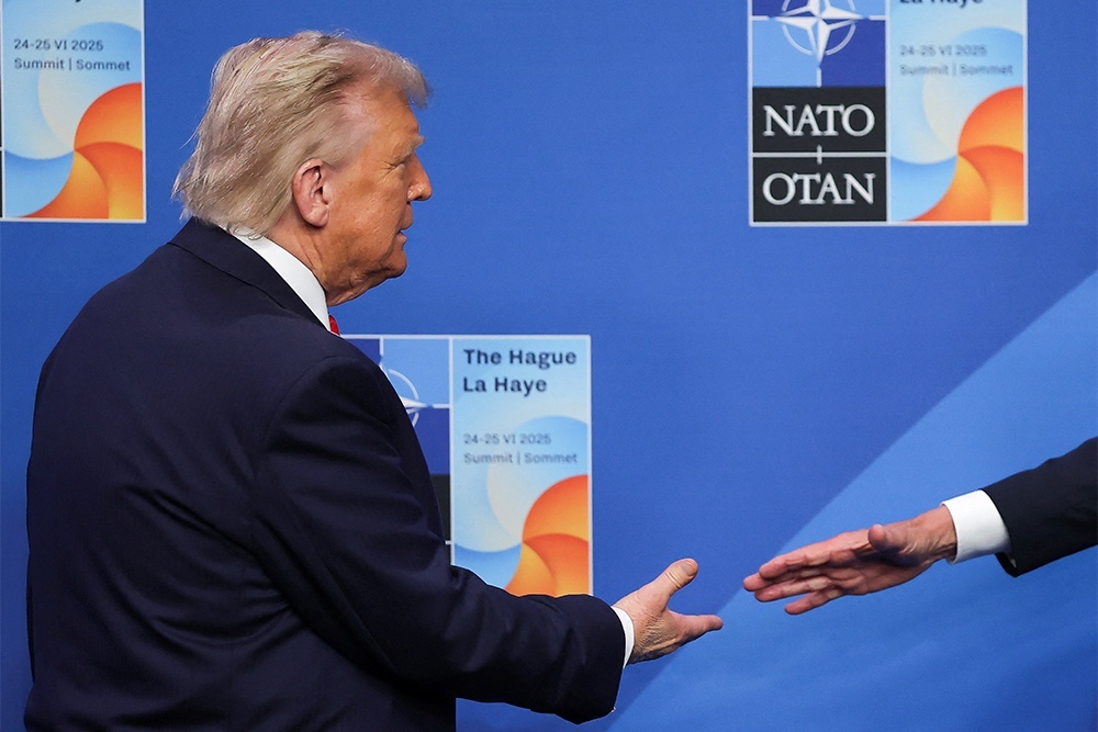    Дональд Трамп стал главным действующим лицом на саммите НАТО в Гааге. Лидеры натовских стран только и думали, как ему угодить. / REUTERS