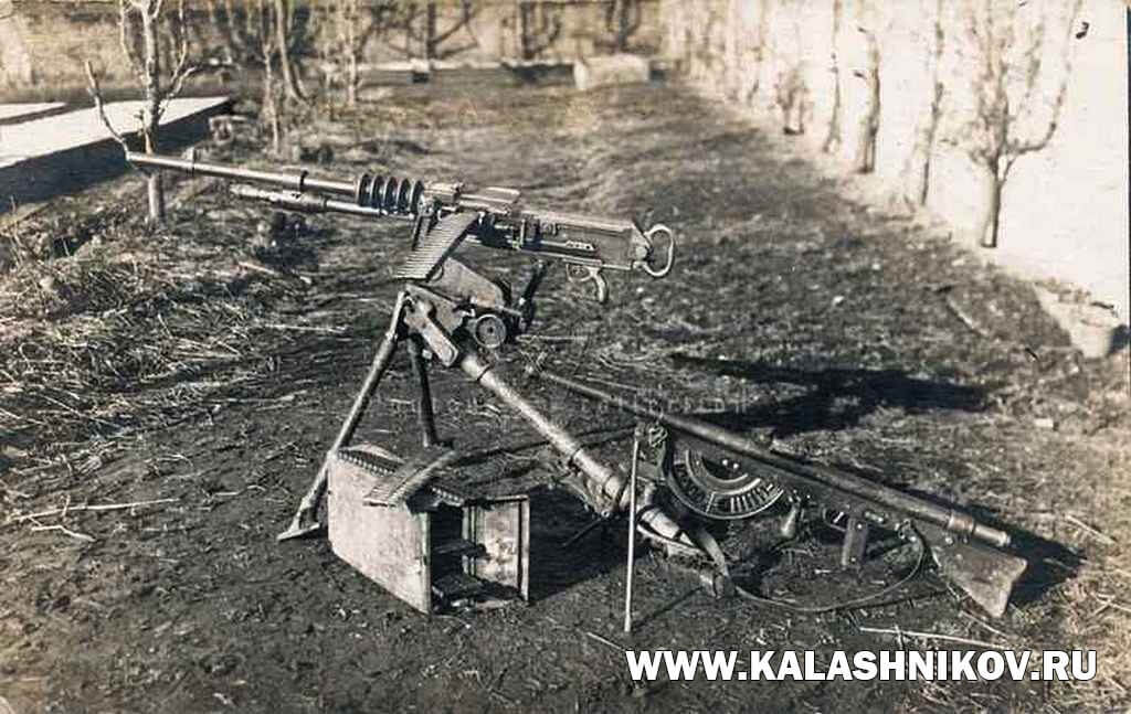 Пулемёт Гочкисса (на станке), в конструкции которого был использован патент Одколека. Рядом пулемёт Шоша