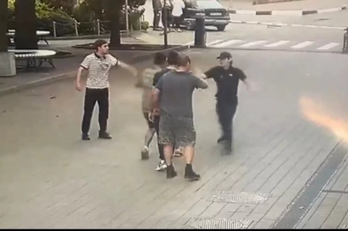    В Туапсе 23-летний мужчина получил ножевое ранение во время уличной драки