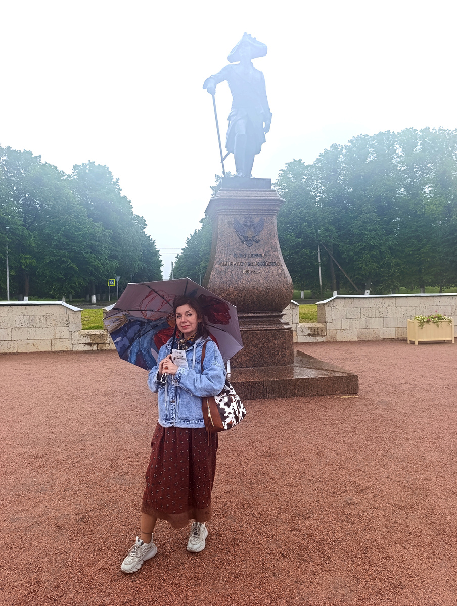 Все фото автора. На улице - в пелене дождя. У памятника Павлу Первому. 