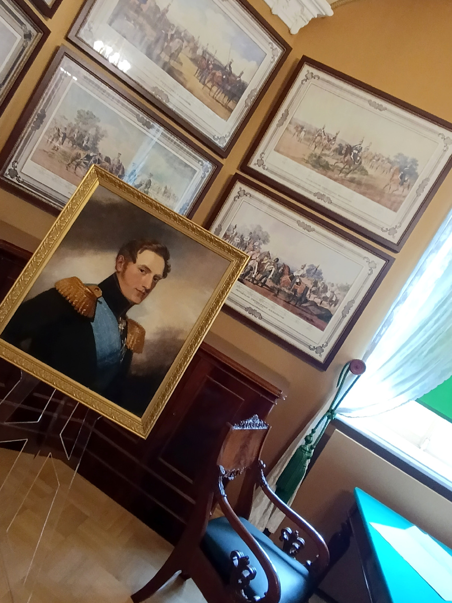 Портрет Николая Первого в его рабочем кабинете. 