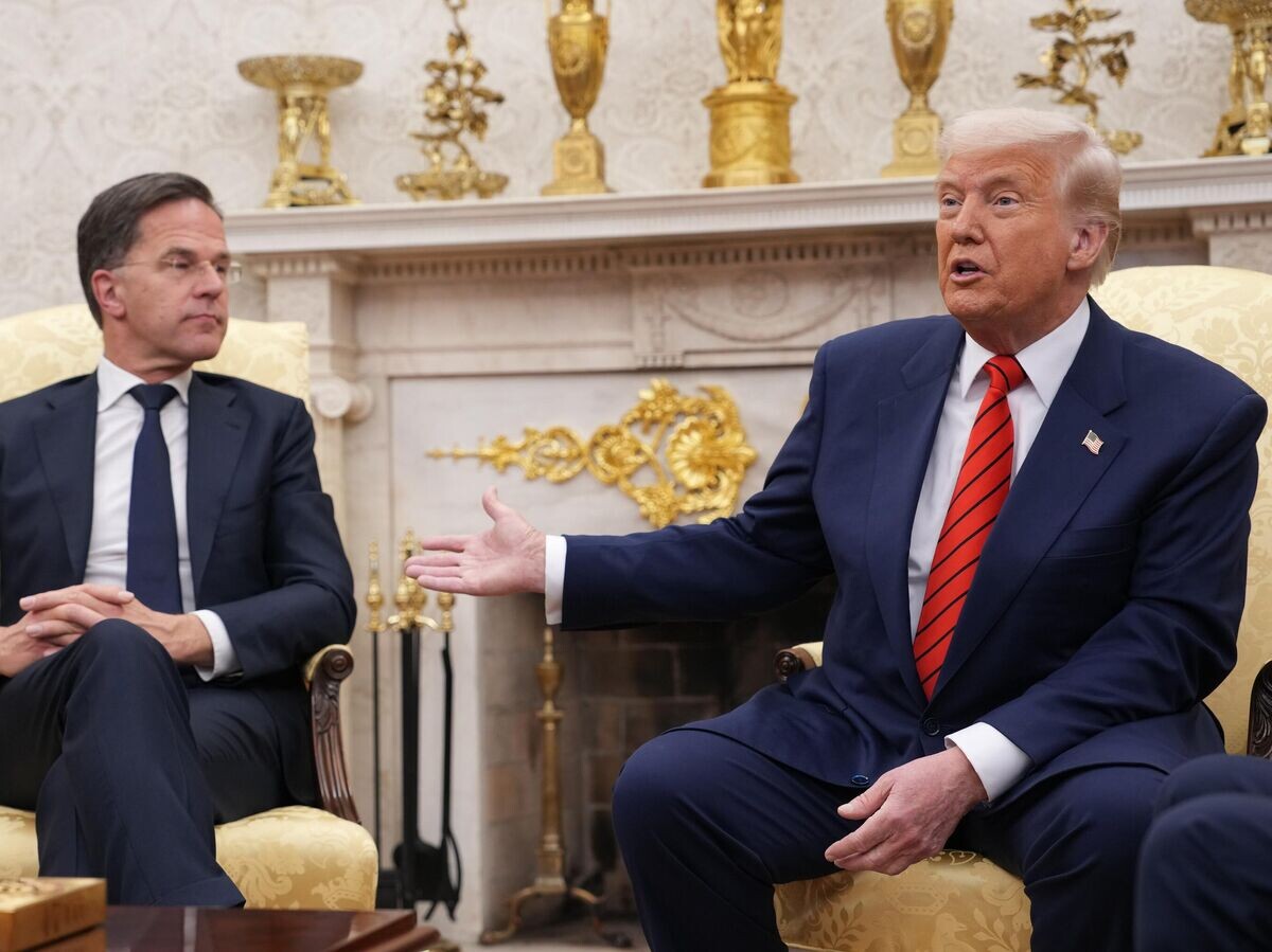    Президент США Дональд Трамп и генеральный секретарь НАТО Марк Рютте во время встречи в Белом доме© Getty Images / Andrew Harnik