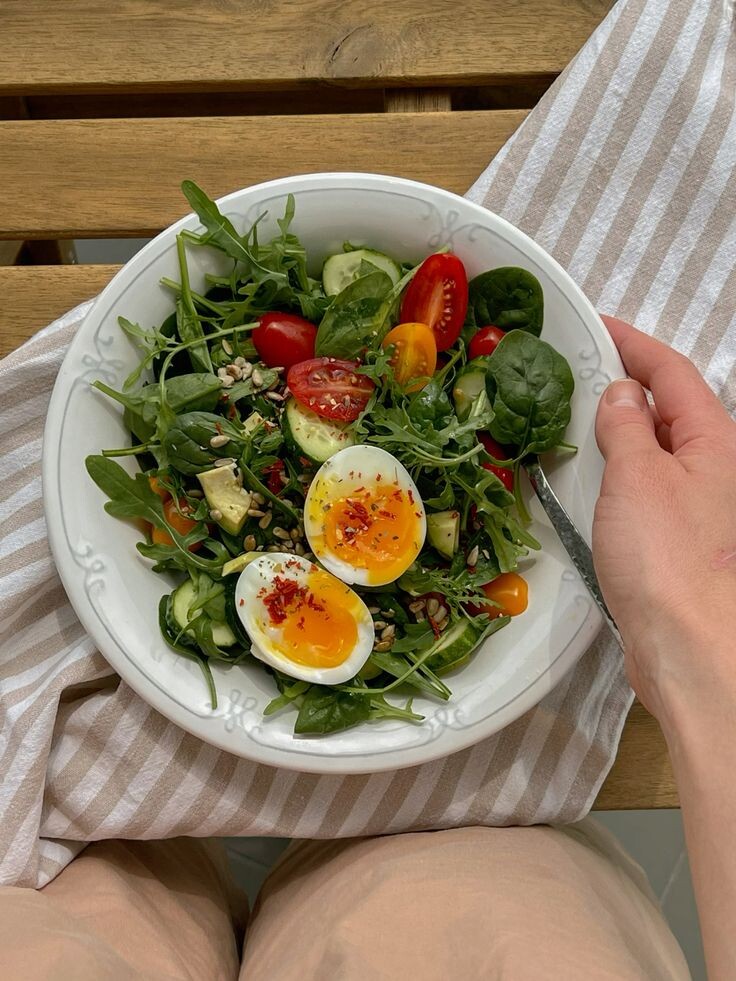 Этот салат — спасение, когда хочется поесть что-то полезное, но не скучное. Никакой майонезной тяжести, всё легко, свежо и очень сытно. Всего 5 минут, и у вас на тарелке — еда, как в модном кафе.