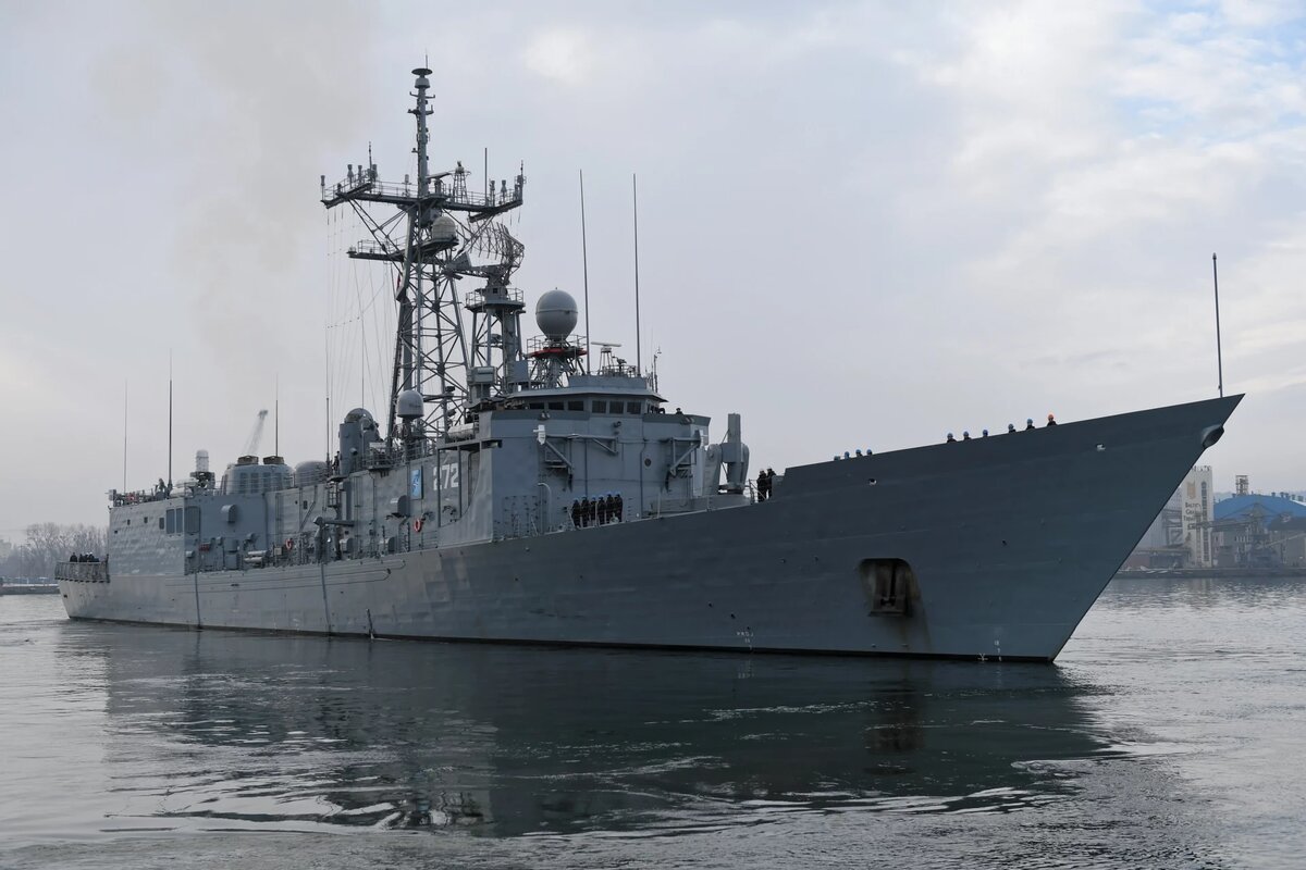 Рис. 1. Фрегат ORP Gen. K. Pułaski (272). Фото: Adam Warżawa / PAP.