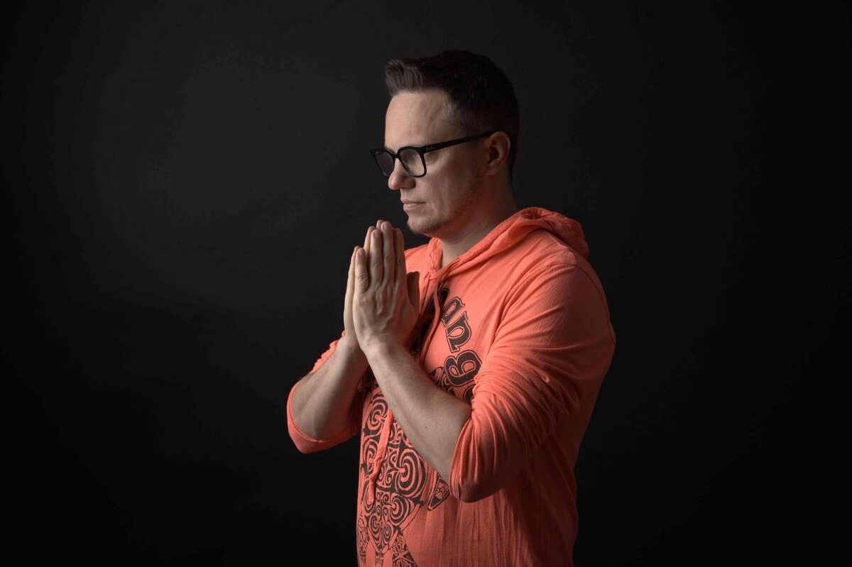 Меня зовут - Владимир Курсов. Я квалифицированный преподаватель практики осознанности, психолог (психфак МГУ) и ведущий медитационных ретритов. Лектор кафедры эндокринологии РУДН, эксперт «Сколково» в области осознанности. Организатор научных конференций Skolkovo Mindfulness. Идейный вдохновитель и основатель сообщества Soul Breakfast, действующего на острове Панган, в Москве и Санкт-Петербурге. В своих статьях я соединяю научную строгость с живым человеческим опытом, делая глубинные практики доступными, обоснованными и применимыми в реальной жизни.