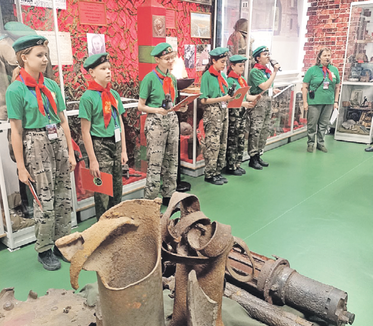 Мальчишки и девчонки понимают, насколько это ответственно - оберегать дело героя. Фото: t.me/mosue_minsk