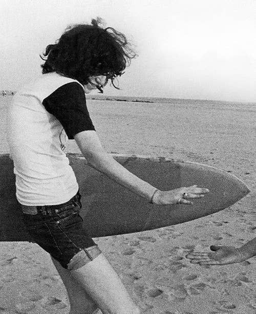 Джоуи Рамон пытается серфить в 70-е 