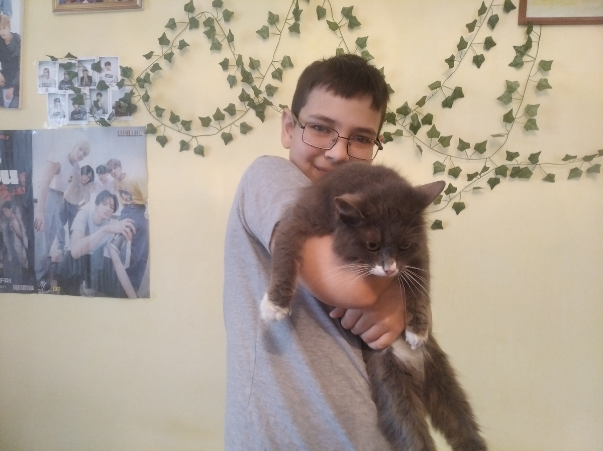 Кош позировать не захотела. Пришлось младшему сыну помочь. После экзекуции (я тоже фотографироваться не люблю) животинка была заглажена.