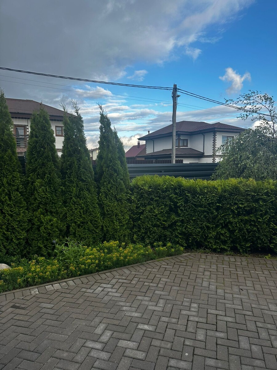 Композицию угловая, составлена из туй сорта Смарагд и Брабант.