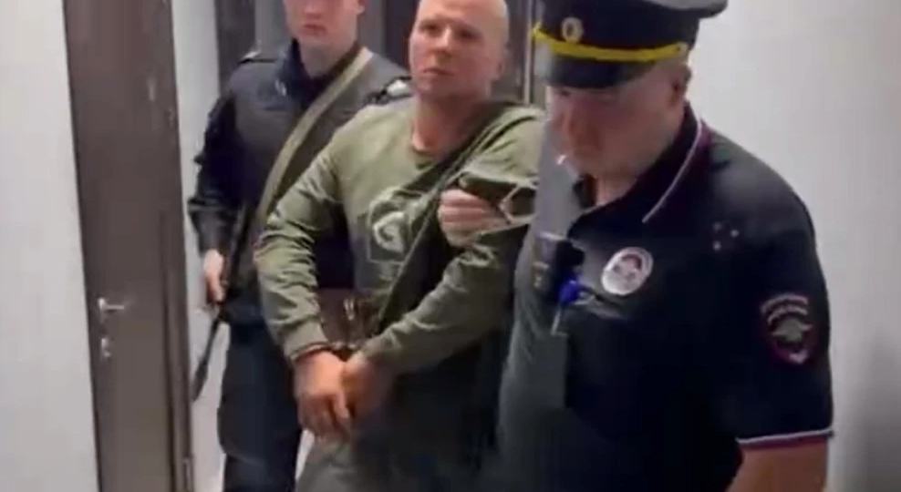 Мужчина, ударивший двухлетнего ребенка об пол, летел домой к жене и детям