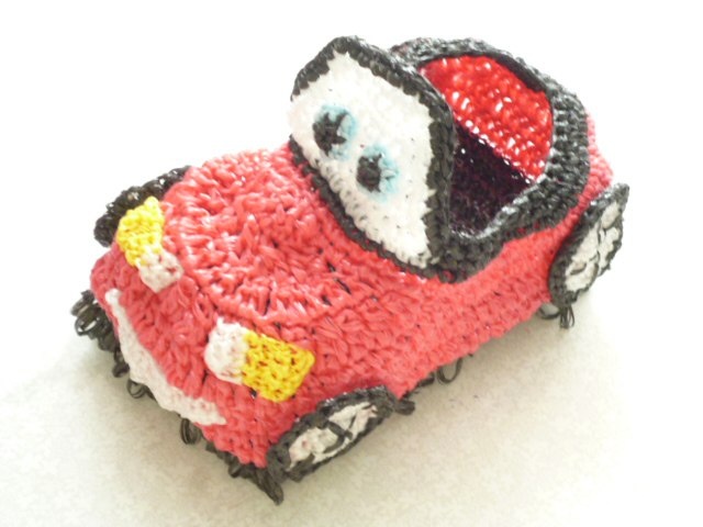 Понадобятся полипропиленовые нити красного,белого,черного,жёлтого,голубого цветов.Крючок номер 2 или 3, ножницы, игла для пришивания деталей.