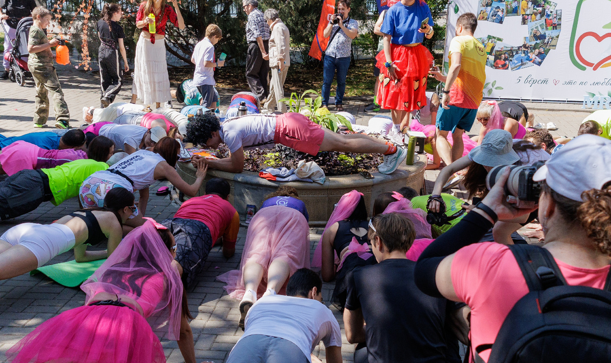 Всем стоять! В планке! Работает Глебантино - бессменный ведущий беговых свадеб - это вот тот парень на клумбе в розовых шортах)) 🤩Фото от фотографов 5 вёрст.