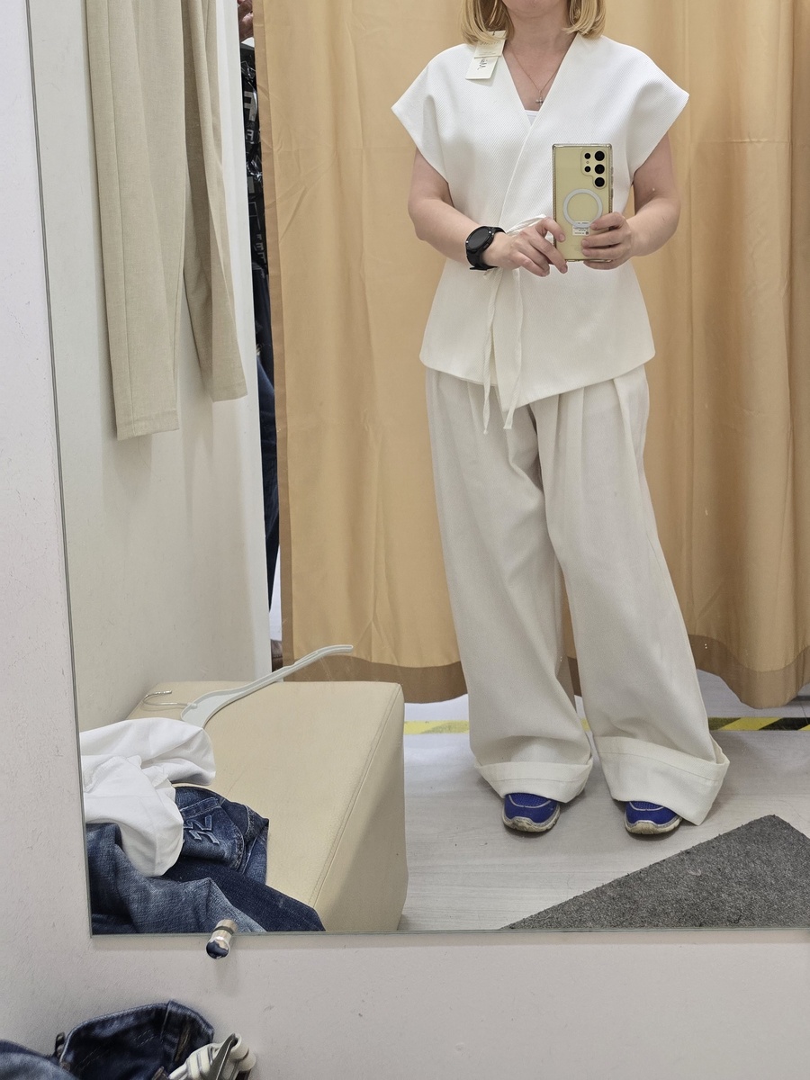 Лицом показываться не хочу. Чет какая-то я опухшая после последнего события. А длину у брюк, конечно, надо убирать.