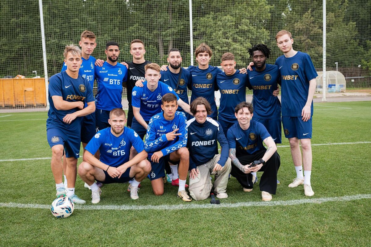 Игроки «Динамо» и 2DROTS