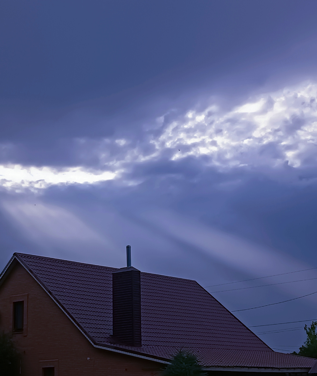 Где то там, за тучами, прячется лето. 