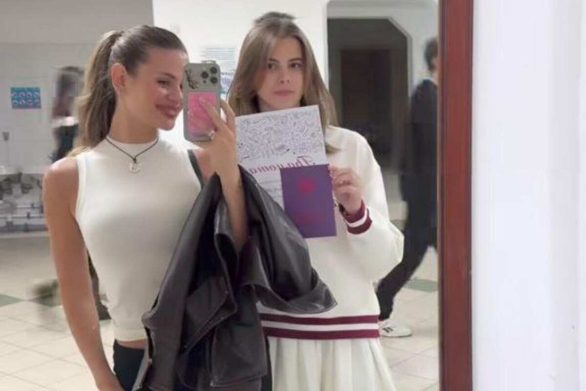    Алена Преснякова с младшей сестрой Социальные сети