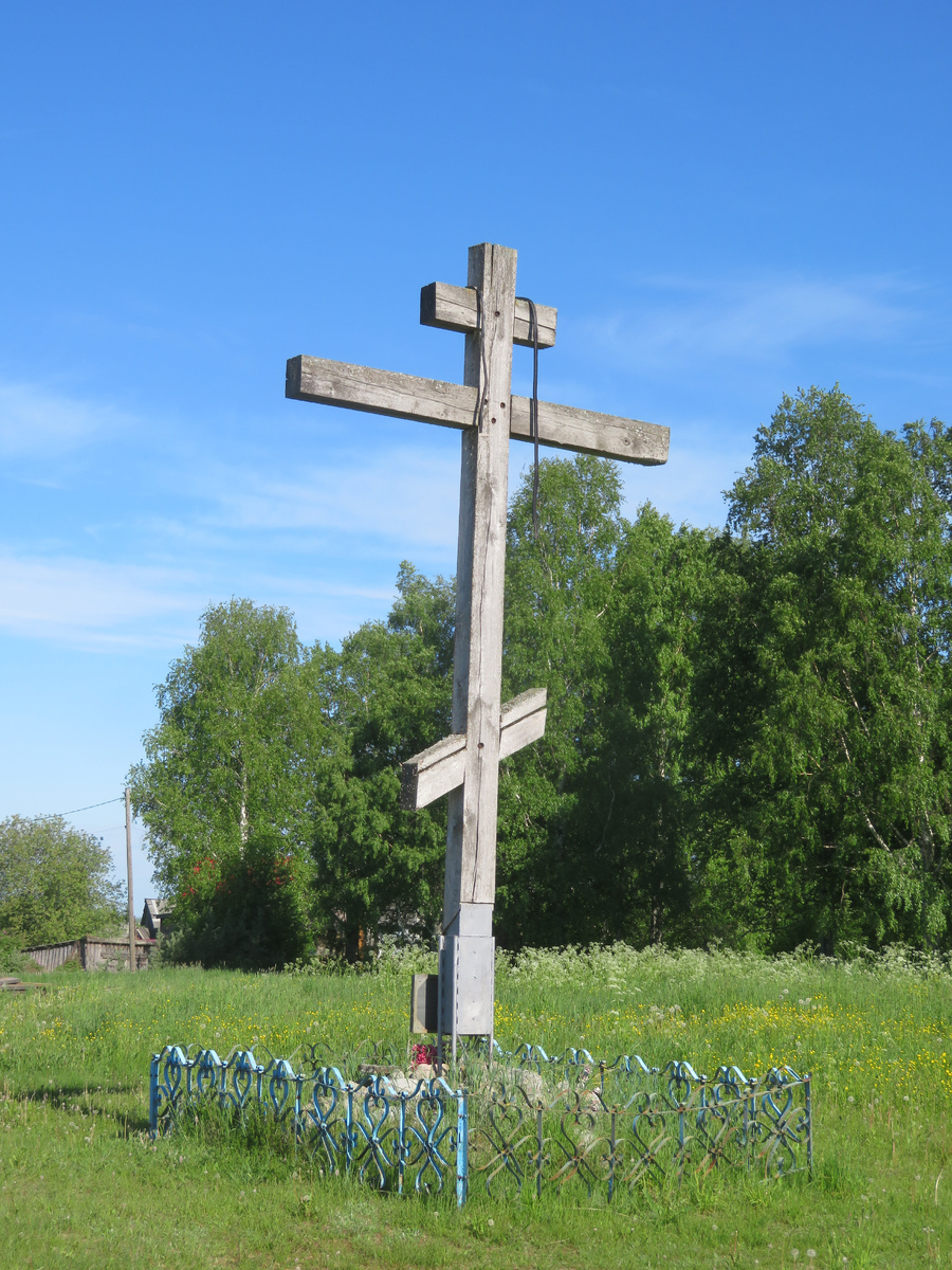 Памятный крест на месте Покровской церкви в Анхимово